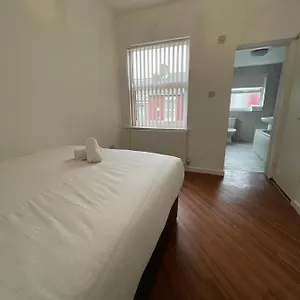 Ryan Air I Bnb - 2 Bedroom House With Free Parking Holiday home